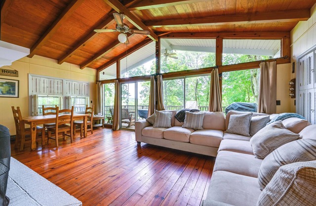 Nolin Lake Gem: Waterfront Retreat w/ Balcony!