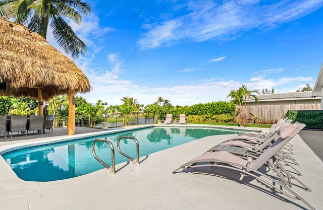 Waterfront Oasis w/ Pool, Minigolf & TikiHut! Perfect for Families