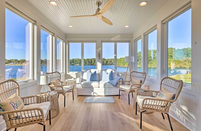 Waterfront Oasis On Tims Ford Lake: Pool/Kayak!