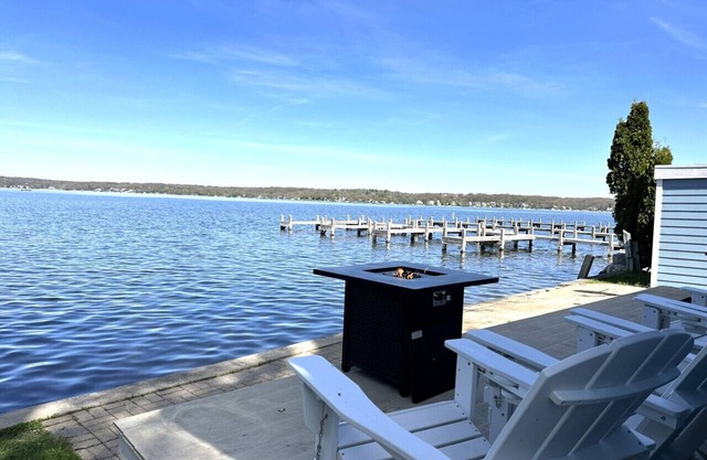 Waterfront on Pewaukee Lake |3BR/2BA|Private Pier