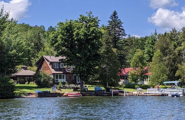 «The Shire», une charmante cabane au bord de l'eau sur le lac Rangeley