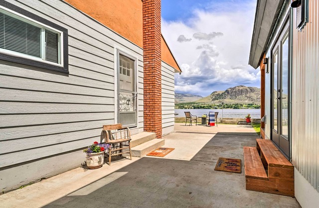 Waterfront Lake Osoyoos Cottage w / Beach & Patio!