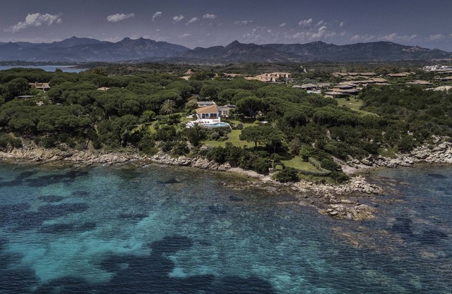Propriété riveraine sur un domaine privé avec vue sur la mer et accès direct à la plage