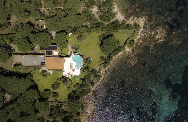Propriété au bord de l'eau sur un domaine privé avec vue sur la mer et accès direct à la plage