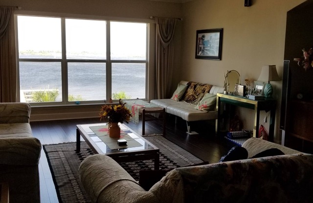 Condo Waterfront Paradise