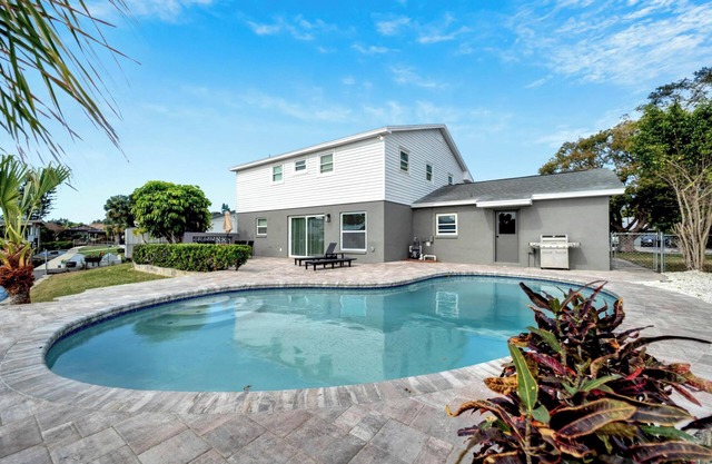 Waterfront Paradise - Modern - Pool & Grill