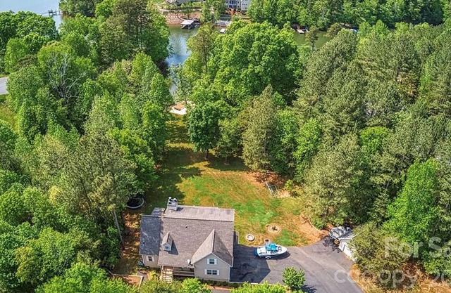 Waterfront Paradise on Lake Lookout Shoals