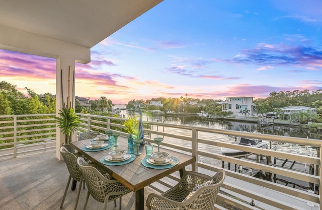 Pet Friendly, Waterfront, Resort Pool & Spa, Fitness Center, In Downtown!
