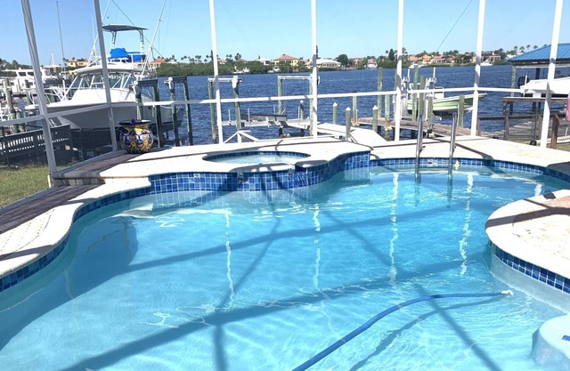 Waterfront Pool Home avec Dock directement sur Bal Har Harbour