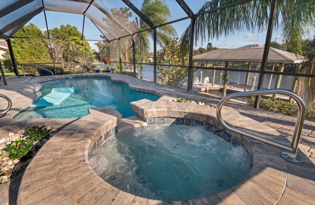 Waterfront / Pool / Hot Tub / Dock / Game Room - Close to Beach