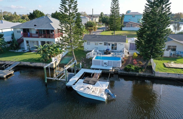 Entièrement rénové sur le canal principal! Piscine, quai flottant, ascenseur à bateaux, blanchisserie sur place!