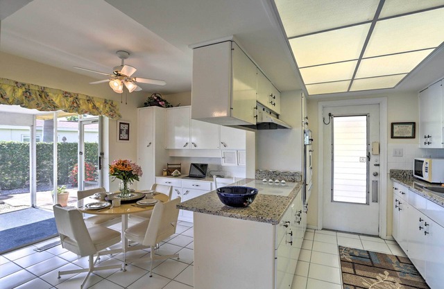 NOUVEAU! Waterfront Port Charlotte Cottage w / Dock!
