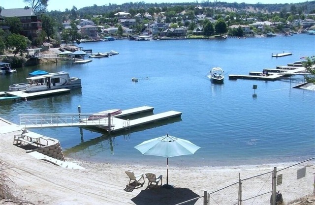 Grand cadre en A de 4 ch avec plage de sable privée et quai pour bateau