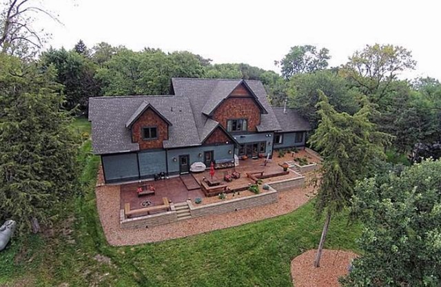 Propriété riveraine sur 3 hectares avec home cinéma et grande terrasse.