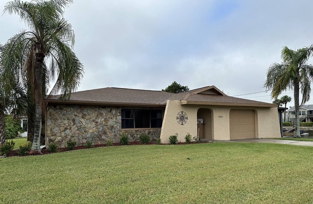 Waterfront Ranch with Dock Close To Dining/Shopping