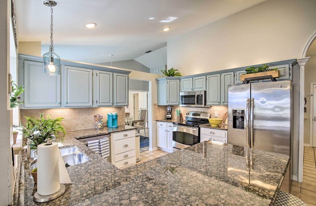 Waterfront Rancher Retreat - Exotic Bird Haven