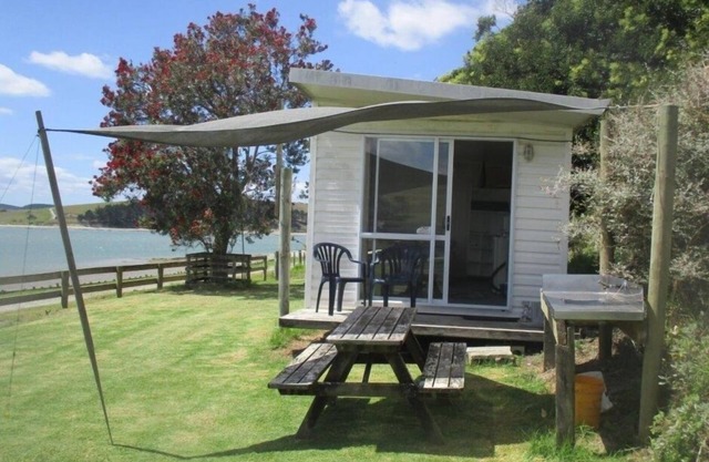 Retraite au bord de l'eau sur le port de Kaipara