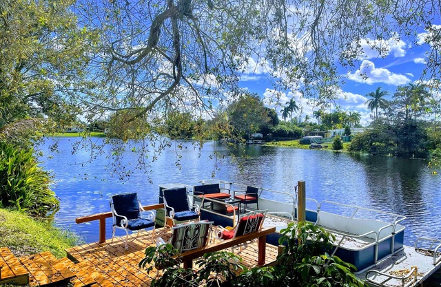 Lakefront Oasis,Large Pool, Hot Tub & Near Beach Access