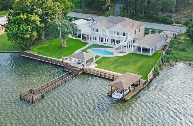 Waterfront retreat on quiet cove - Sleeps 20
