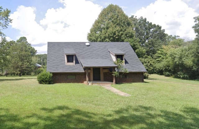 Waterfront Retreat on Weiss Lake – Sleeps 14 | Stunning Views & Relaxing Outdoor Space