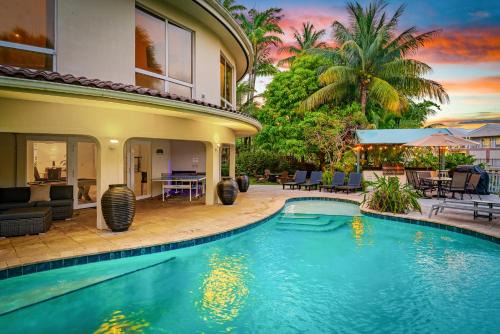 Waterfront Retreat: 7BR Villa with Pool Jacuzzi