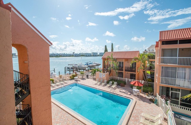 Communauté riveraine fermée avec piscine chauffée et nouvelle terrasse ensoleillée