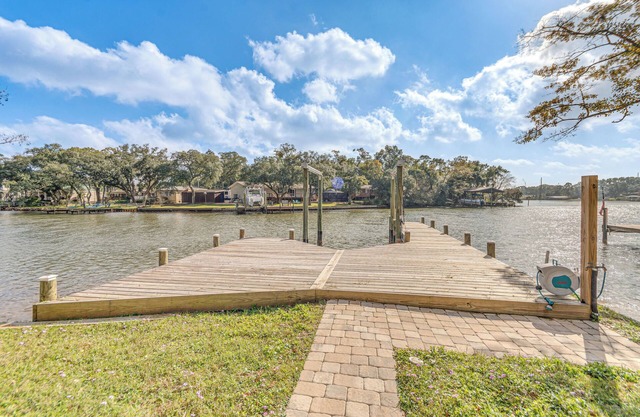 Waterfront Retreat w/ Outdoor Oasis in Pensacola