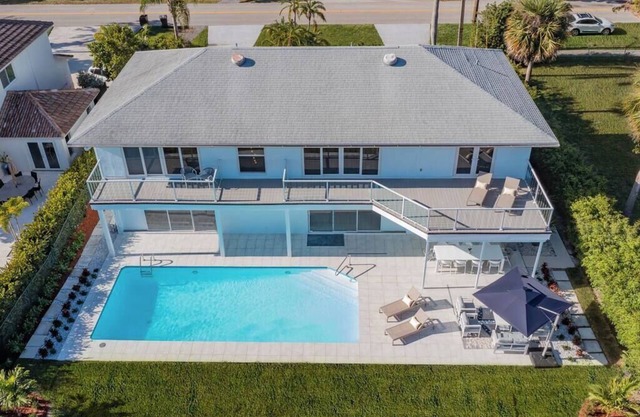 Lux Waterfront 6bd - Pvt Pool + Parking