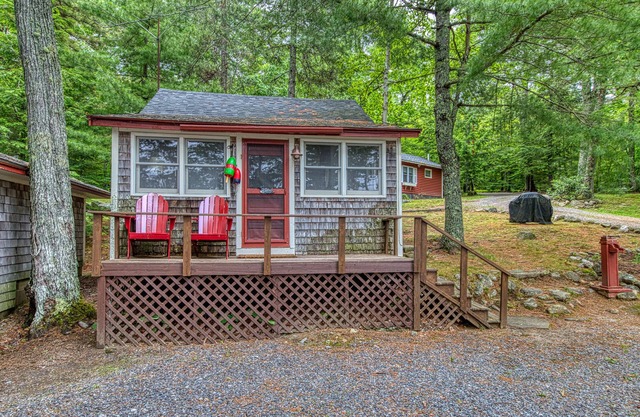 NOUVELLE LISTE! Chalet en bardeaux au bord de l’eau avec quai à bateaux - près de l’Acadia!