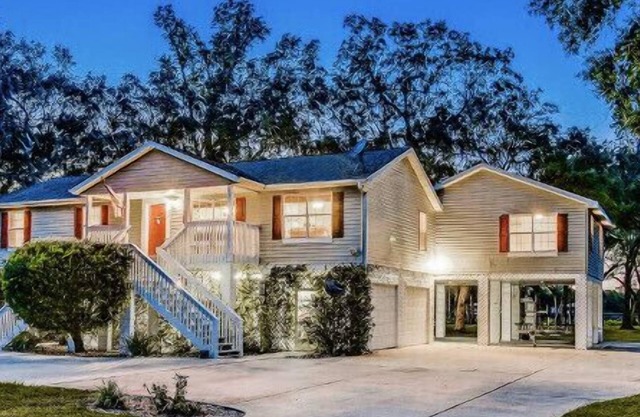 1 BÉBÉ GOAT / SLEEPS 17 / BORD DE L'EAU / NOUVEAU!6bed, 2Docks, 2 CANOES / NOUVELLES APLLIANCES