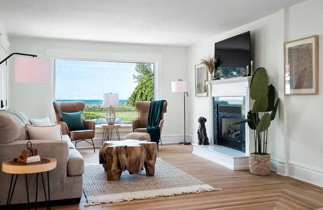 Waterfront sleeps 13 2-Kings/Crib/1st flr sleeper