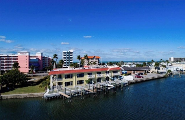 REDUCED RATE FOR MAY! Intercoastal Waterfront & Steps to the BEACH!