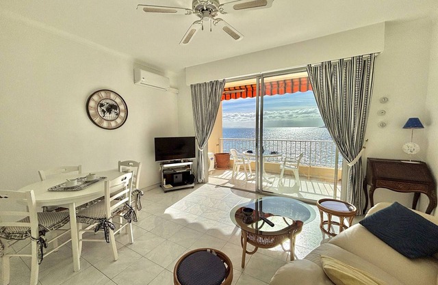 Studio les pieds dans l'eau, climatisé, terrasse, Wi-Fi inclus à Ajaccio