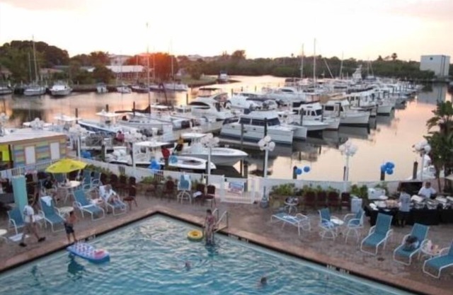 UNITÉ DE STUDIO AU BORD DE L’EAU 107 au Ramada Inn Marina Bay Sara 7150 N Tamiami Tr