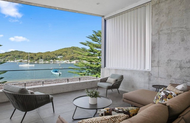 Waterfront stylish Apartment,stroll to cafes,restu
