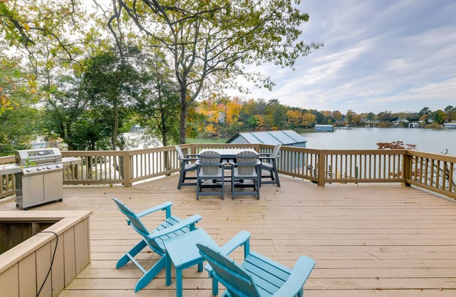 Waterfront Topping Vacation Home w/ Boat Dock!
