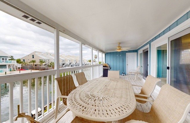 Waterfront townhome with tennis courts, boat dock, & washer/dryer