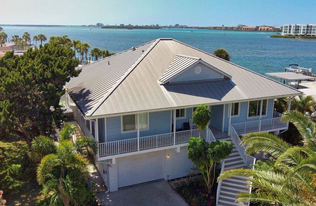Waterfront Tropical Paradise, 5mins. to beach, pool/hot tub, game room, kayaks