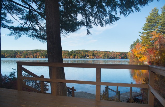 Maison de vacances au bord de l'eau pouvant accueillir jusqu'à 8 personnes. Canoë, natation, ski et amusez-vous.