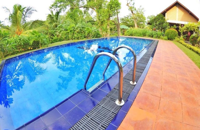 Villa pieds dans l'eau avec piscine extérieure (12P)