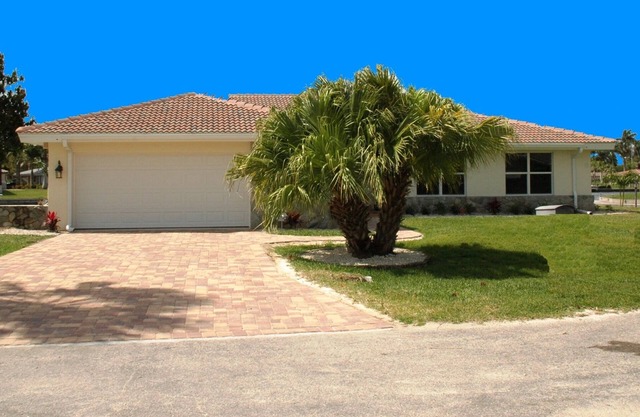 Waterfront Villa with pool - direct sailboat access - only 3 min to the river !!