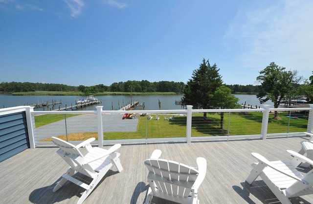 Waterfront w/upper sundeck and private pier located near Rock Hall, sleeps 18.