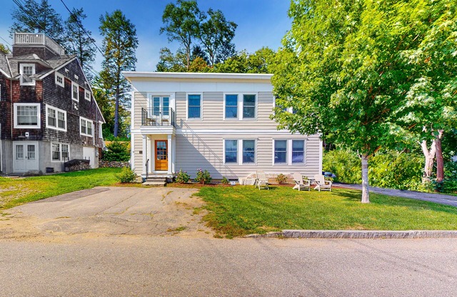 Waterfront & walkable triplex - harbor views, AC, dog-friendly
