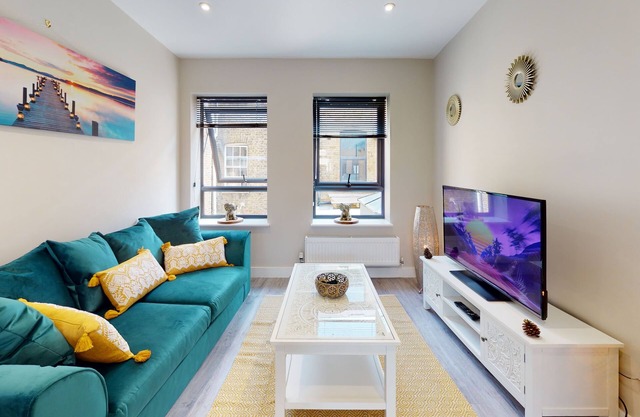 Waterfront Way Luxury Apartments, Flat 1