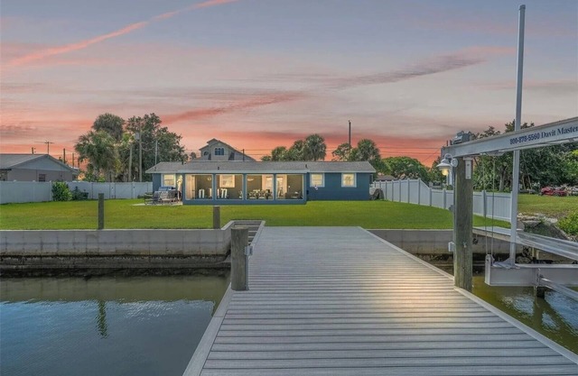 Waterfront with a huge dock with direct Gulf access. Clean and Comfortable.