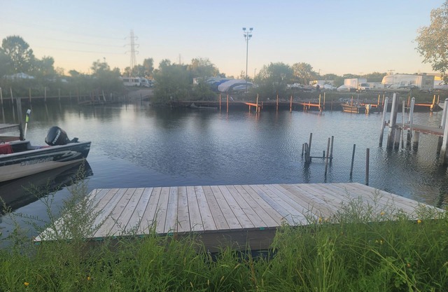 Waterfront 3-bedroom house with WiFi and AC in Wyandotte