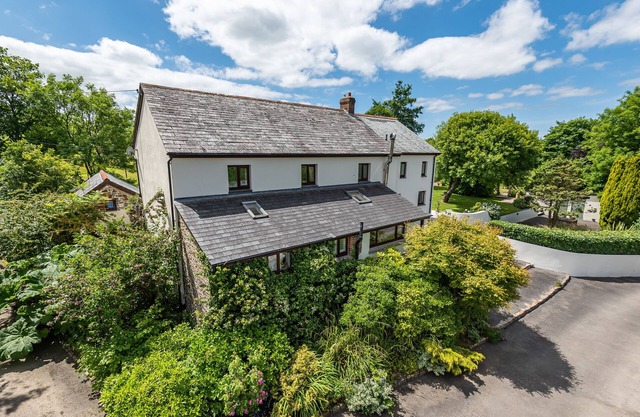 WATERLAND FARMHOUSE, pet friendly, with open fire in Bradworthy