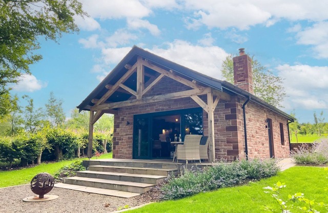 Waters Edge, a romantic cottage with stunning views of Talkin Tarn