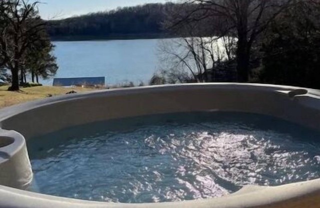 Water’s Edge cottage, Table Rock Lake, Golf, Branson, lakefront, Hot tub,