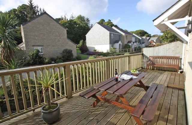 WATERS EDGE, family friendly, with a garden in Falmouth